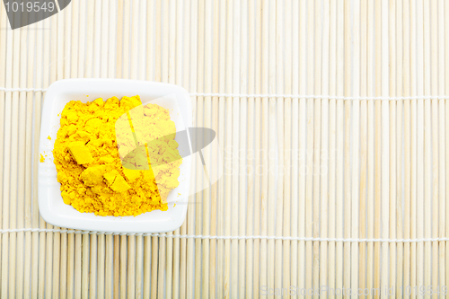 Image of Saffron spice in white dish on mat