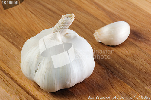 Image of garlic on a wooden kitchen board