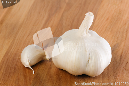 Image of garlic on a wooden kitchen board