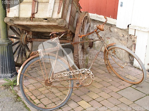 Image of old bike on the road