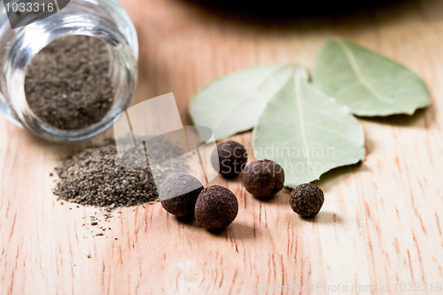 Image of pepper and bay leaves