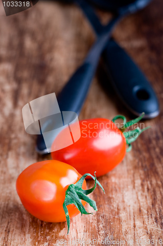 Image of fresh tomatoes and kitchen utensil 