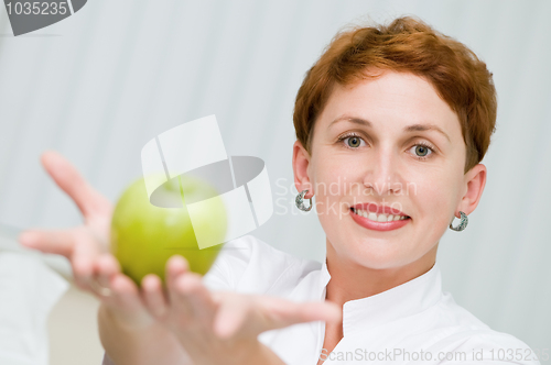 Image of smiley dentist with apple