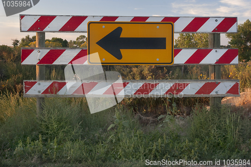 Image of end of road barrier with arrow sign