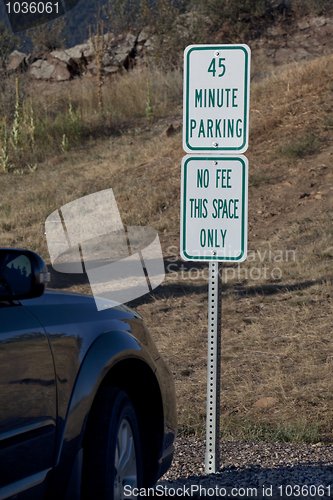 Image of short term free parking in mountain park