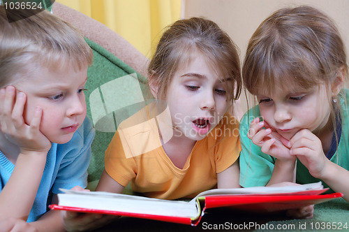 Image of kids reading the same book