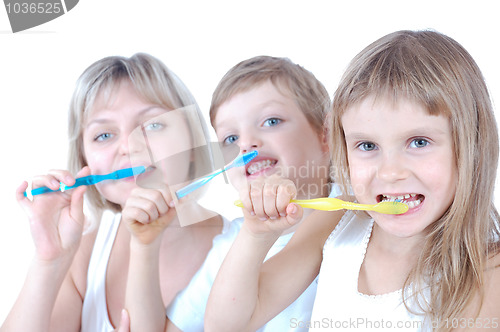 Image of family cleaning teeth