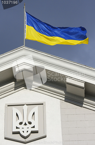 Image of Ukrainian flag waving on government building