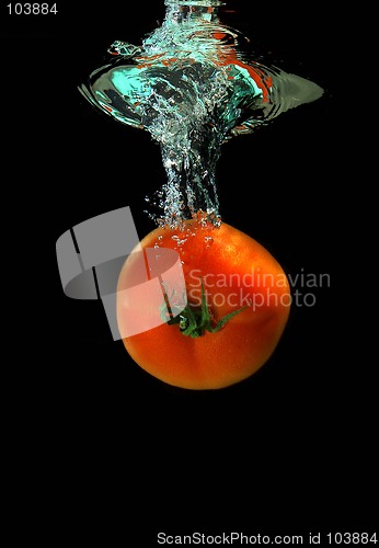 Image of Tomato is falling into water