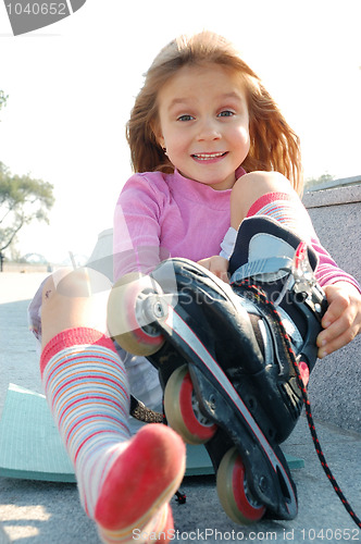 Image of child putting on her rollerblade skate