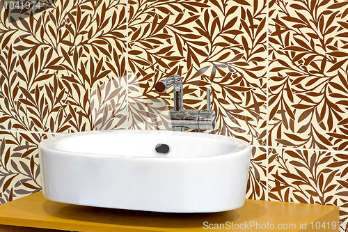 Image of Sink and foliage