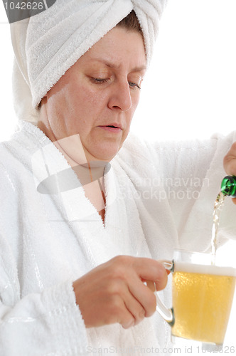 Image of adult woman drinking beer