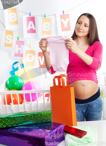 Image of baby shower holding body