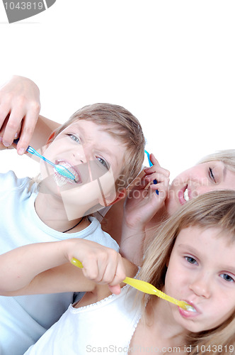 Image of people cleaning teeth