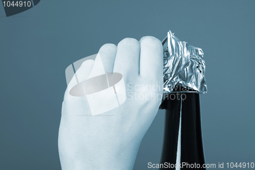 Image of Opening champagne bottle