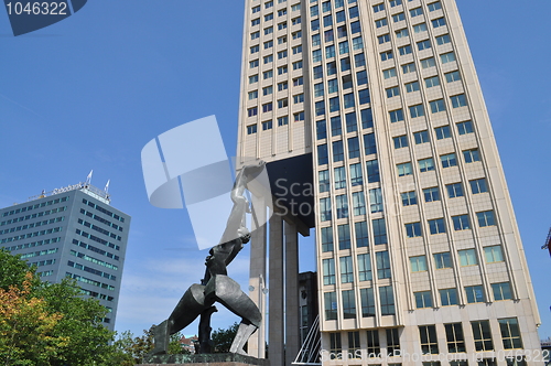 Image of Statue support a building