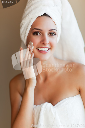 Image of Woman applying lotion