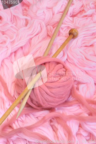 Image of Sphere of pink wool with needles