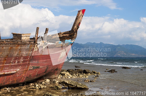 Image of Shipwreck in shoreline