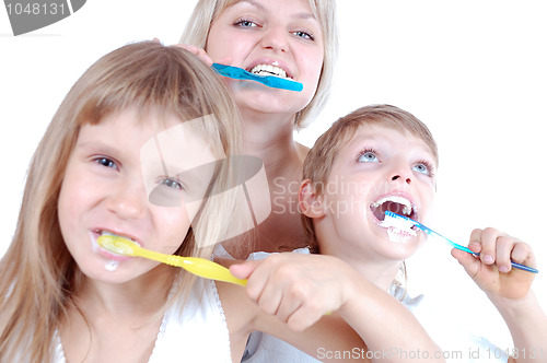 Image of people cleaning teeth