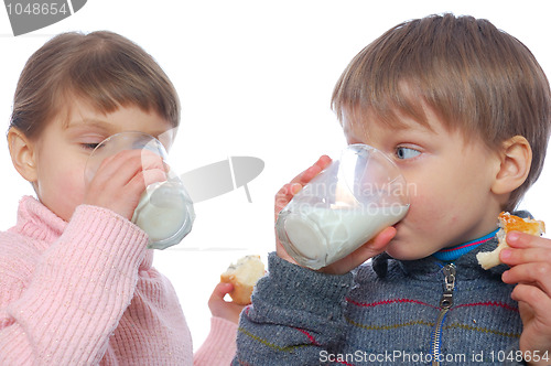 Image of children having lunch