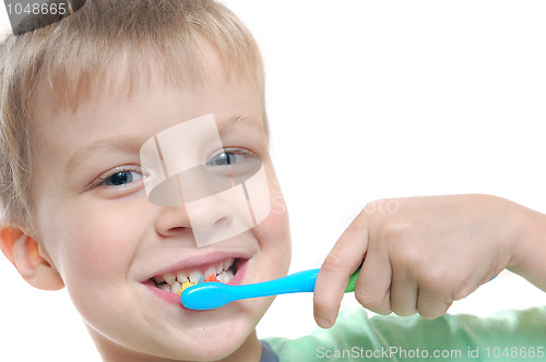 Image of kid cleaning teeth