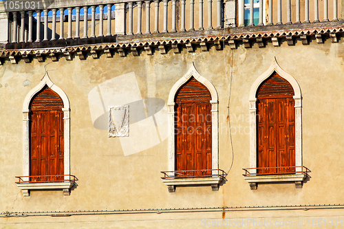 Image of Venetian windows