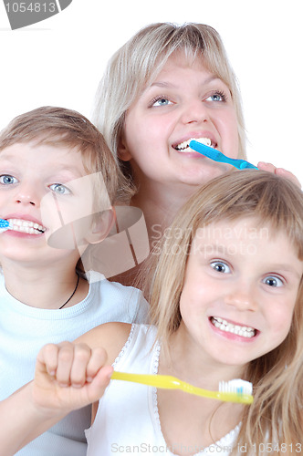 Image of children and mother cleaning teeth