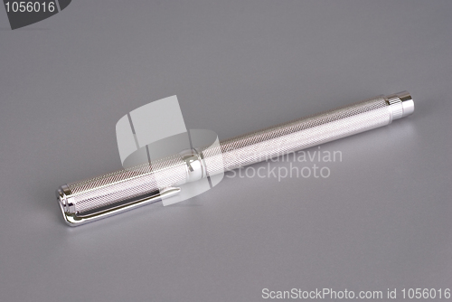 Image of pen of white gold