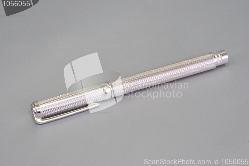 Image of pen of white gold