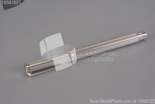 Image of pen of white gold