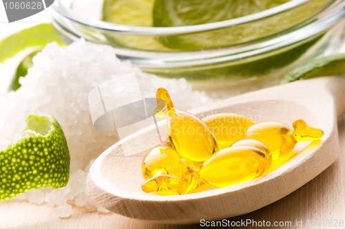 Image of lemon bath - bath salt, capsule and fresh fruits