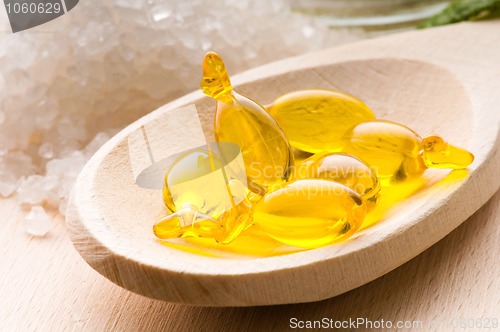 Image of lemon bath - bath salt, capsule and fresh fruits