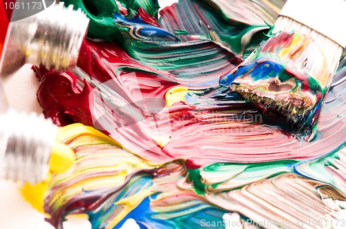 Image of Brush mixing paint on palette