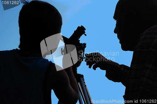 Image of family discovering the moon with a telescope