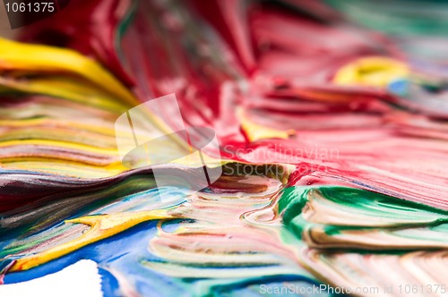Image of Brush mixing paint on palette 