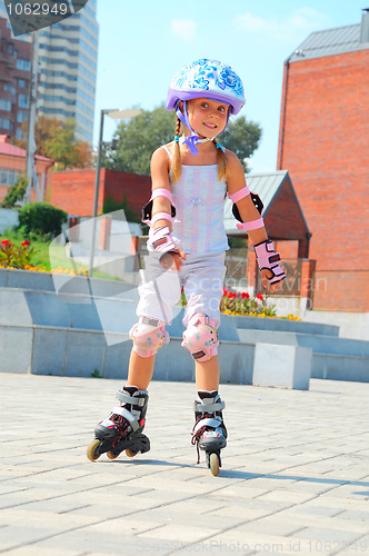 Image of child on inline rollerblade skates