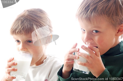 Image of children drinking milk 
