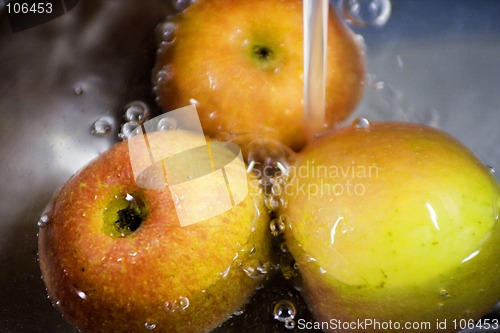 Image of apples under water