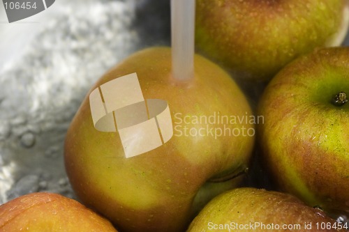 Image of apples under water