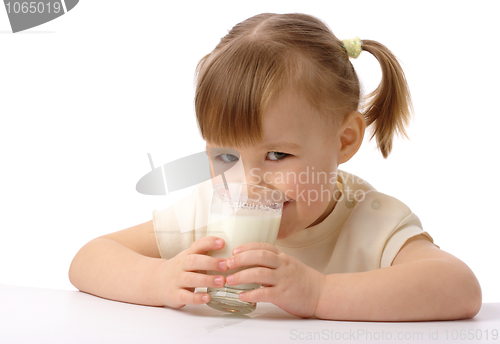 Image of Little girl drinks milk