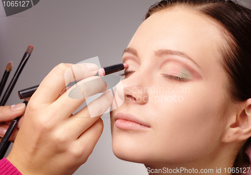 Image of Applying eyeshadow for young girl