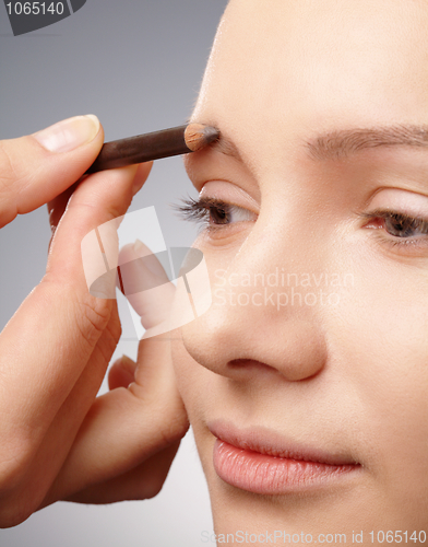 Image of Penciling eyebrow for young girl