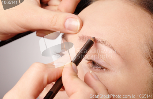 Image of Penciling eyebrow for young girl