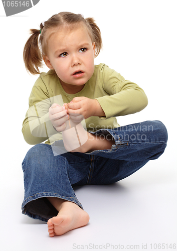 Image of Little girl hurt her tiptoe