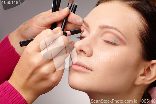 Image of Applying eyeshadow for young girl