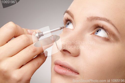 Image of Applying eyeshadow for young girl