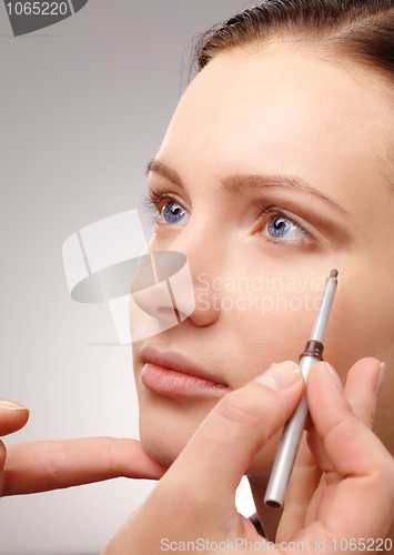 Image of Applying eyeshadow for young girl