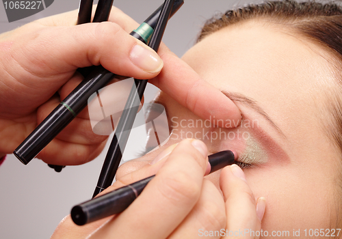 Image of Applying eyeshadow for young girl