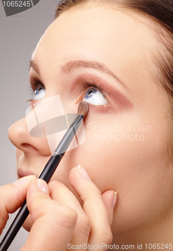 Image of Applying eyeshadow for young girl